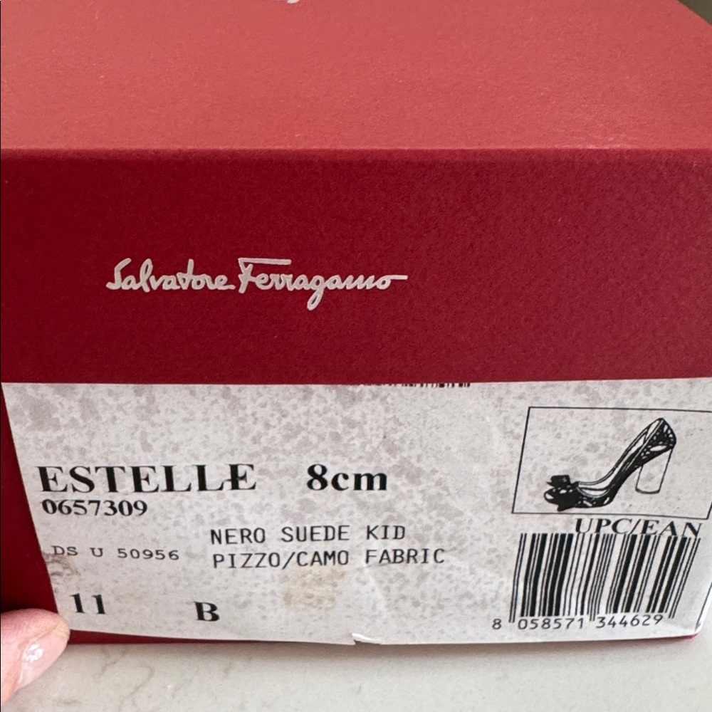 Salvatore Ferragamo Black Lace Vara Bow Pumps with Gold Hardware - Picture 5 of 6